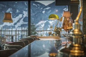 Se sirven almuerzos y cenas, restaurante con mesas al aire libre 