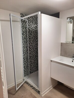 Douche, sèche-cheveux, savon, papier toilette