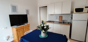 Kühlschrank, Mikrowelle, Herdplatte, Wasserkocher