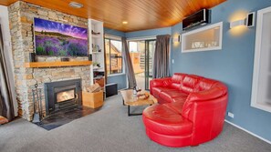 Télévision, cheminée, chaîne hi-fi, espaces bureaux