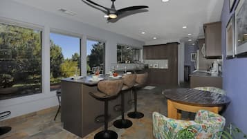 House, 3 Bedrooms | In-room dining