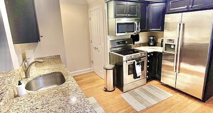COZY DOWNTOWN APARTMENT-Naval Academy Vicinity