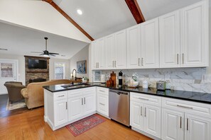 Jääkaappi, mikroaaltouuni, uuni, liesi