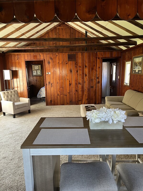 Interior - Cozy waterfront cabin (Grosse Ile Township)
