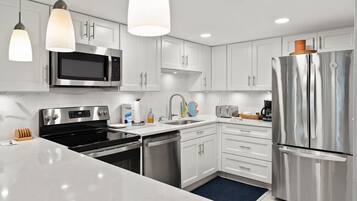 Réfrigérateur, micro-ondes, four, plaque de cuisson