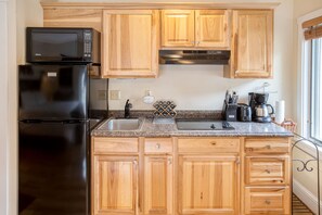 Fridge, microwave, stovetop, coffee/tea maker - Blue Mesa Lodge 23C by AvantStay | Functional Ski In/Ski Out Studio w/ Balcony (Telluride)