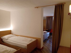 Kolmen hengen comfort-huone | Ilmainen Wi-Fi, vuodevaatteet