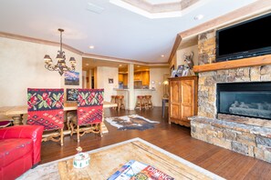 Smart TV, chimenea y reproductor de DVD 