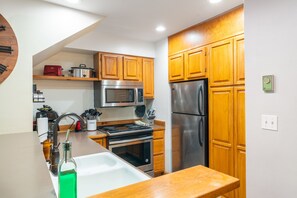 Refrigerador, parrilla de estufa, lavavajillas y cafetera y tetera