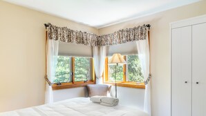 A bedroom with a large bed, two windows with curtains, a bedside lamp, and a wardrobe. - Cimarron Lodge 14 by AvantStay | Ski-In/Ski-Out Property w/ Two Hot Tubs! (Telluride)