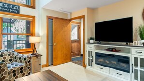 A living room with a sofa, TV, and cabinets. - Cimarron Lodge 14 by AvantStay | Ski-In/Ski-Out Property w/ Two Hot Tubs! (Telluride)