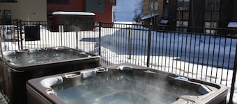 Cimarron Lodge 50 by AvantStay | Ski-In/Ski-Out Property w/ Two Hot Tubs!