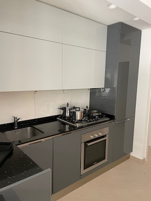 Frigorifero, microonde, forno, piano cottura