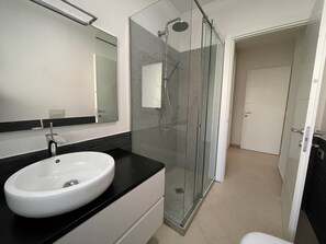 Douche, sèche-cheveux, bidet, serviettes fournies