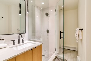 Regadera, amenidades de baño gratuitas, secadora de cabello, toallas 