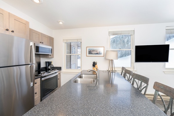 Kjøleskap, mikrobølgeovn, ovn og kokeplater