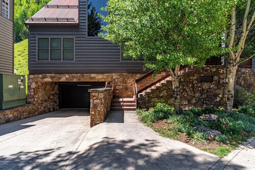 Etta Place 1 by AvantStay | Ski In/ Ski Out Unit w/ Views of the Slopes!