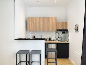 Geladeira, micro-ondas, cooktop, cafeteira/chaleira