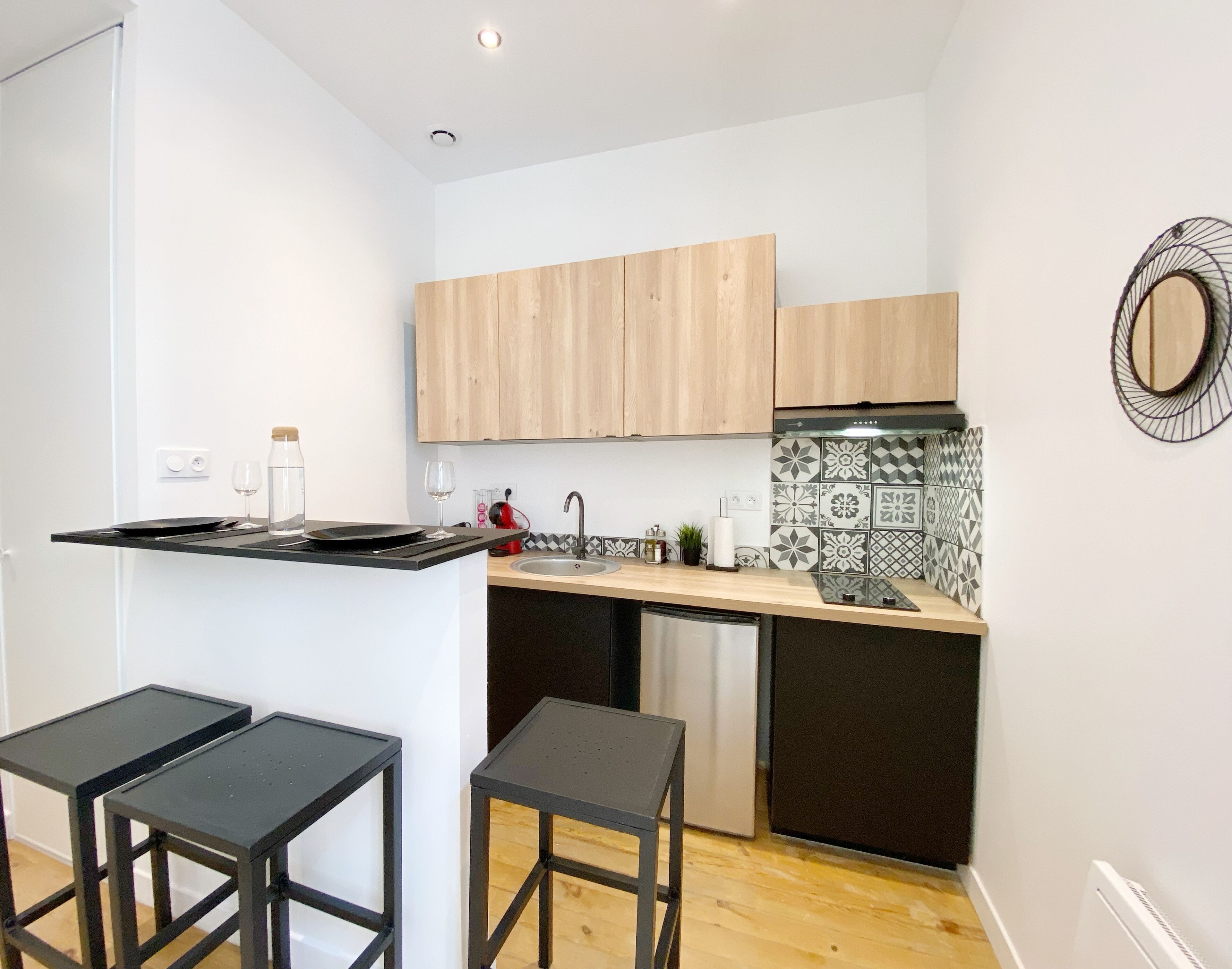 Réfrigérateur, micro-ondes, plaque de cuisson, cafetière/bouilloire