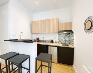 Een koelkast, een microgolfoven, een kookplaat