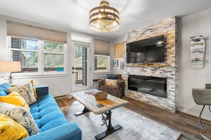 Smart TV, fireplace