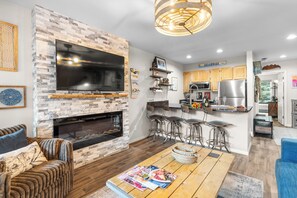 Smart TV, fireplace - Etta Place 6 by AvantStay | Ski In/ Ski Out Unit! (Telluride)