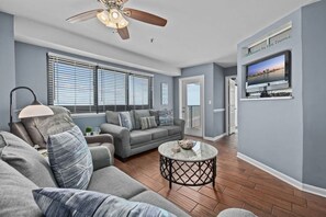 TV, offices - Direct Oceanfront Deluxe Suite PERFECT VIEW 3BR! (Myrtle Beach)