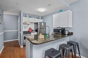 ثلاجة، ميكروويف، فرن، موقد طهي مسطح