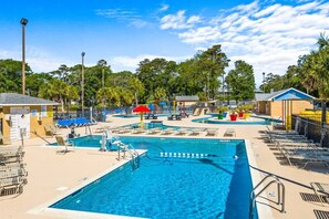 من حمّامات السباحة المغطاة