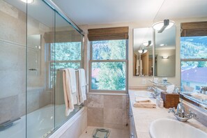 Dusche, kostenlose Toilettenartikel, Haartrockner, Handtücher