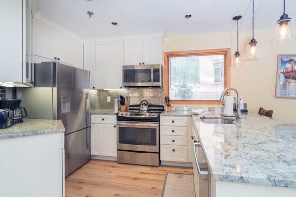 Refrigerador, microondas, horno, placa de cocina