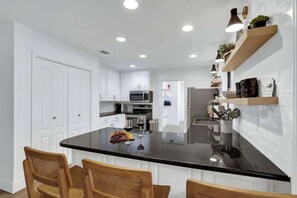 Een koelkast, een microgolfoven, een oven, een kookplaat