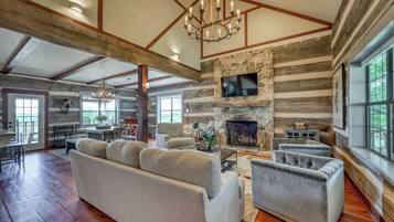 Smart TV, chimenea y oficina
