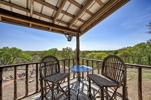 Outdoor dining - Lux Ranch w/Hottub|AlamoSprings (Fredericksburg)