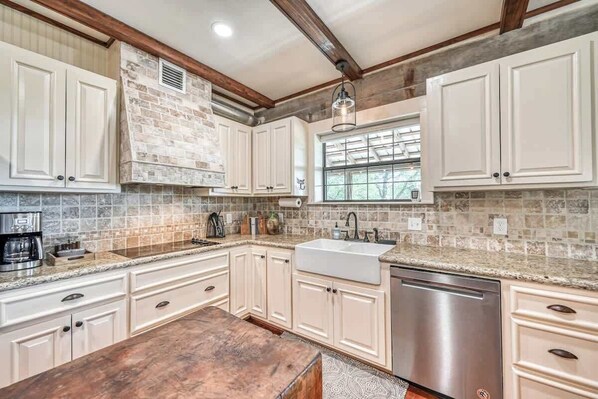 冷蔵庫、電子レンジ、オーブン、コンロ