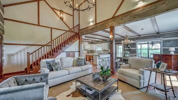 Smart-TV, peis, bøker og kontorer