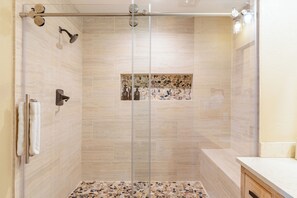 Douche, séchoir à cheveux, serviettes fournies