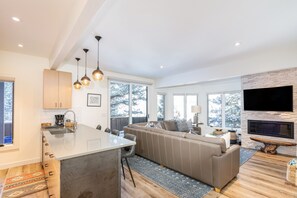Smart TV, fireplace