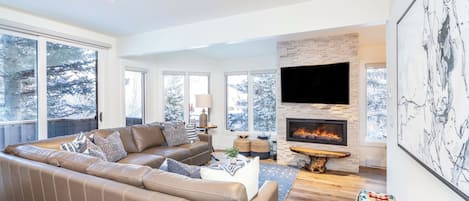 Una Smart TV, una chimenea