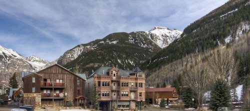 Ore Station 2 by AvantStay | Modern Oasis in the Heart of Telluride w/ Hot Tub