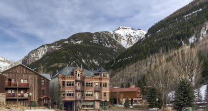 Ore Station 2 by AvantStay | Modern Oasis in the Heart of Telluride w/ Hot Tub
