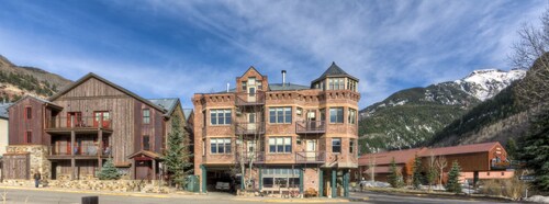 Ore Station 2 by AvantStay | Modern Oasis in the Heart of Telluride w/ Hot Tub