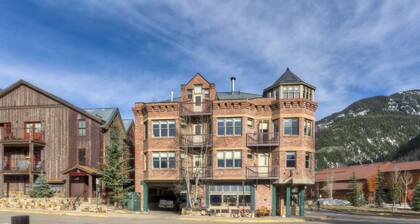 Ore Station 2 by AvantStay | Modern Oasis in the Heart of Telluride w/ Hot Tub