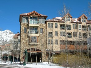 Experience the blend of modern and traditional architecture at this hotel, featuring a grand entrance and multiple balconies.