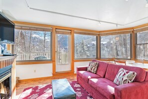 Smart TV, fireplace - Plunge A by AvantStay | Stunning Views & A Block From Lift #7 (Telluride)