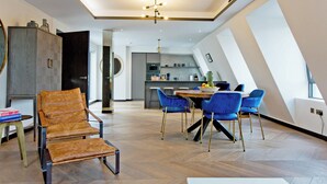 Dining - 2-bed Deluxe 621 (London)