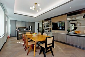 Dining - 3-bed Deluxe 309 (London)