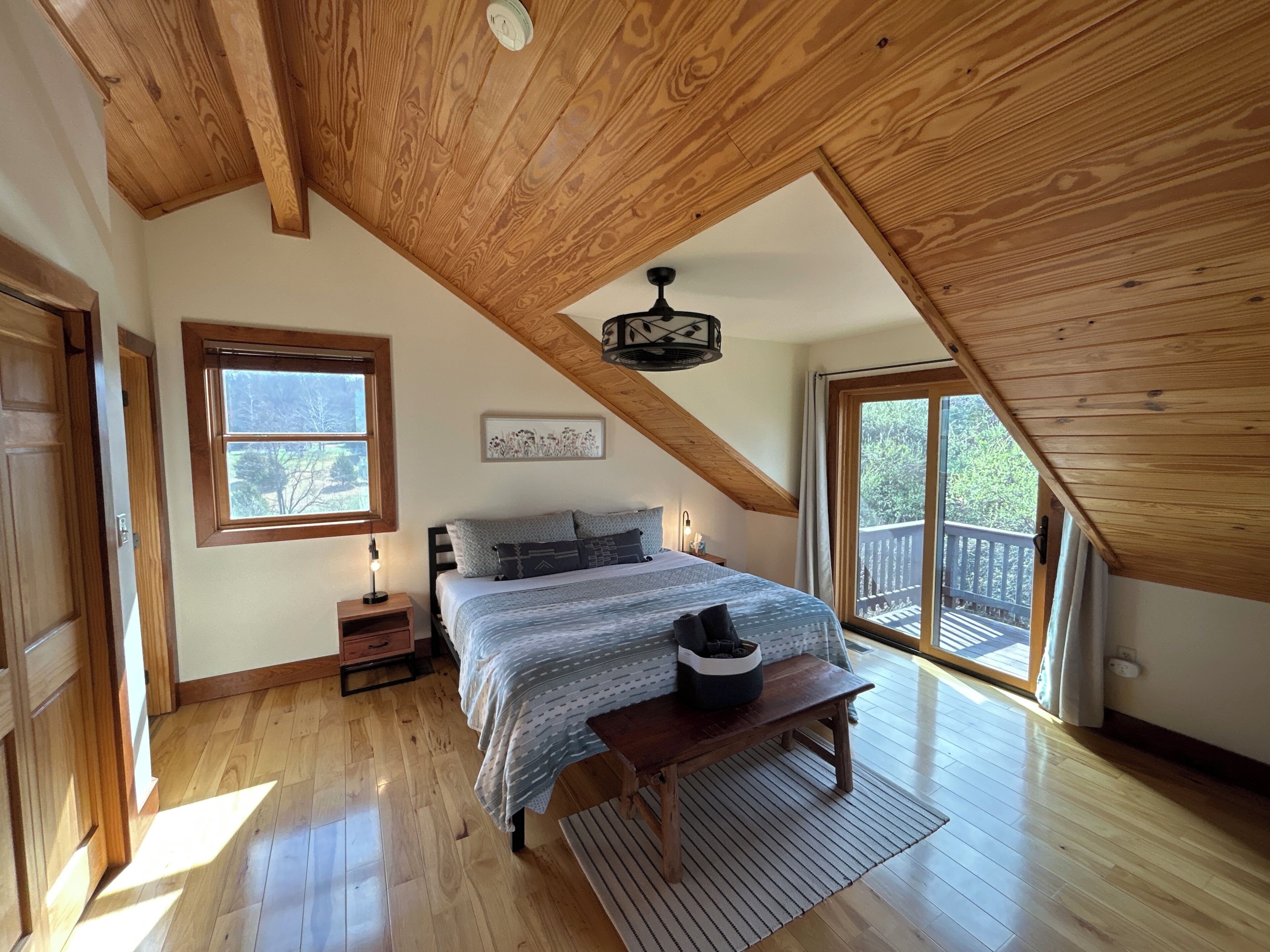 3 bedrooms, iron/ironing board, travel crib, free WiFi