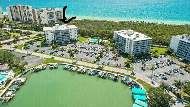 Un hôtel en bord de mer composé de plusieurs bâtiments, doté d’un port de plaisance et offrant une vue sur l’océan.