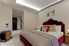 3 bedrooms, desk, iron/ironing board, free WiFi - 3-bed Deluxe 205 (London)